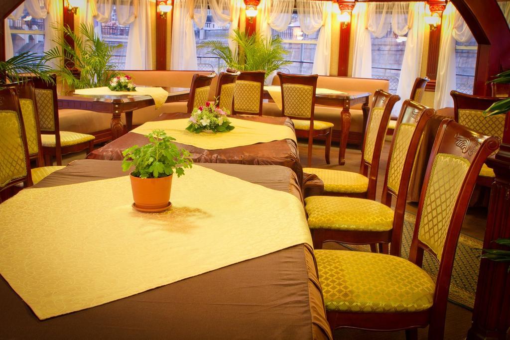 Bogdan Khmelnytskyi Hotel Kyiv Exterior photo