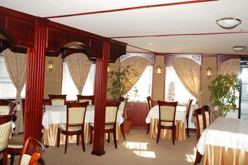 Bogdan Khmelnytskyi Hotel Kyiv Exterior photo