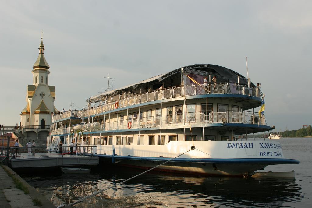Bogdan Khmelnytskyi Hotel Kyiv Exterior photo