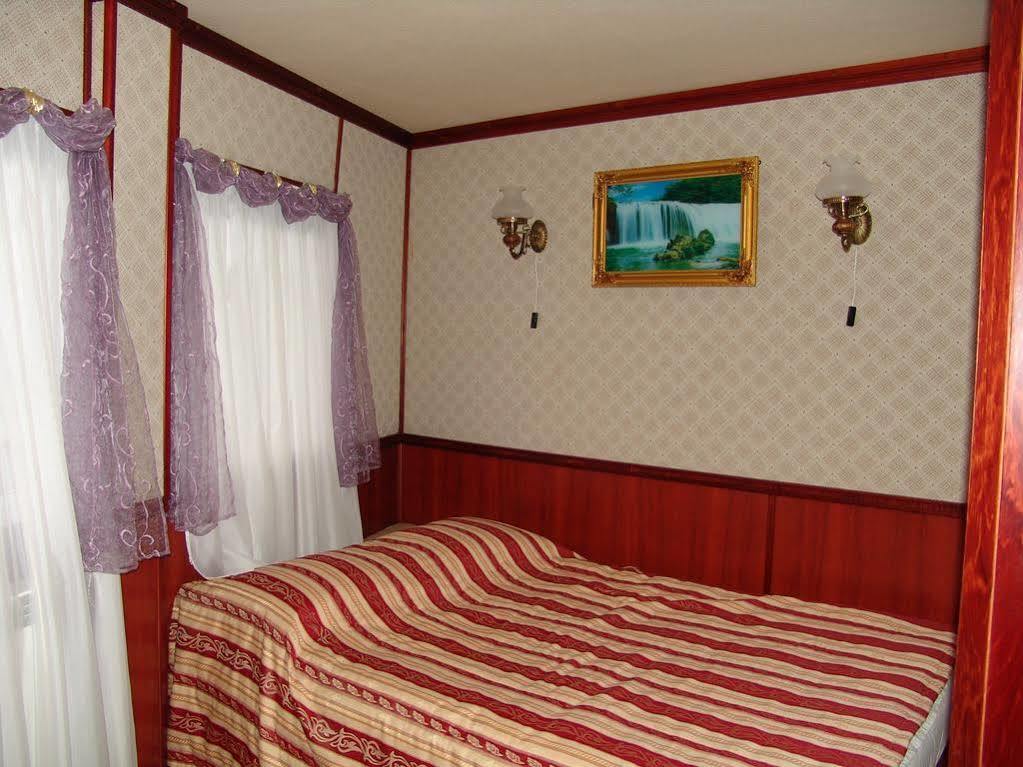 Bogdan Khmelnytskyi Hotel Kyiv Exterior photo