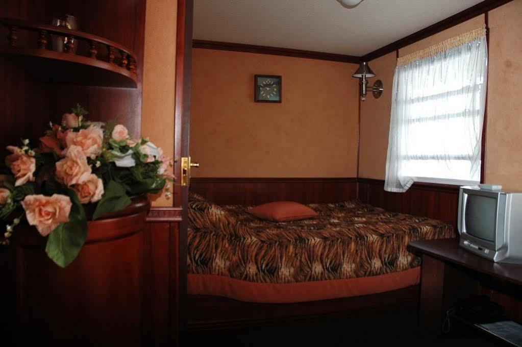 Bogdan Khmelnytskyi Hotel Kyiv Exterior photo