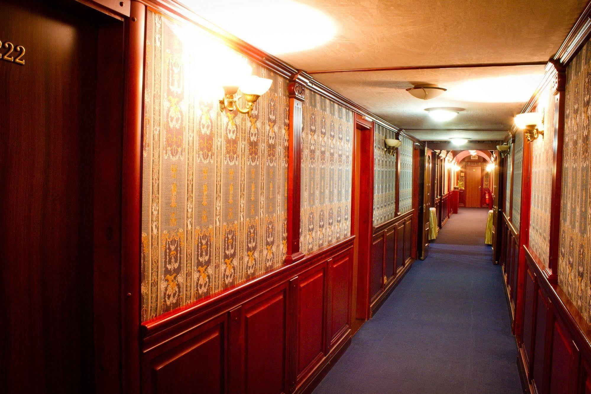 Bogdan Khmelnytskyi Hotel Kyiv Exterior photo